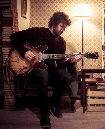 Alex Jøhnsson playing guitar