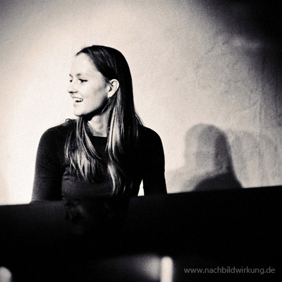 Alex Jøhnsson playing guitar